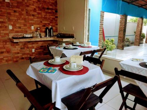 Un restaurante o sitio para comer en Pousada Praias do Gostoso