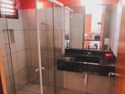 W łazience znajduje się prysznic, umywalka i lustro. w obiekcie Village Aquarella w mieście Pipa