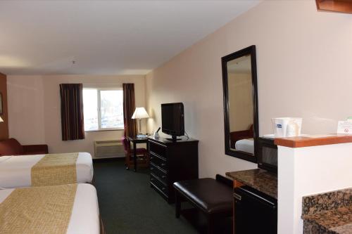 TV a/nebo společenská místnost v ubytování Travelodge by Wyndham, Newberg