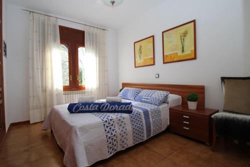 ミアミ・プラトーヤにあるARENDA Pino Alto Villa Sulaのベッドルーム1室(青と白の毛布付きのベッド1台付)
