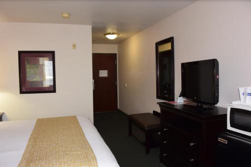 TV a/nebo společenská místnost v ubytování Travelodge by Wyndham, Newberg