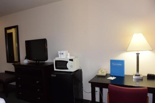 TV a/nebo společenská místnost v ubytování Travelodge by Wyndham, Newberg