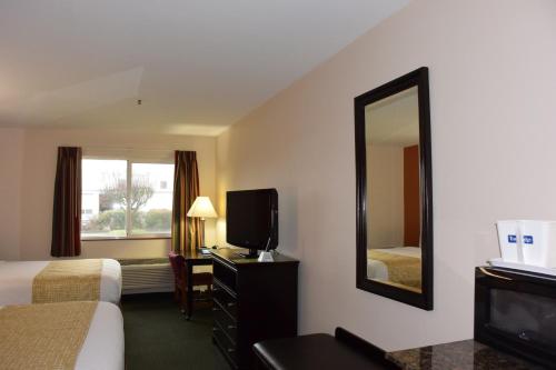 Postel nebo postele na pokoji v ubytování Travelodge by Wyndham, Newberg