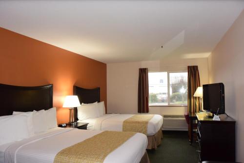 Postel nebo postele na pokoji v ubytování Travelodge by Wyndham, Newberg