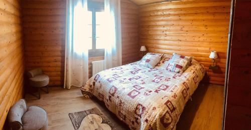ボルケール・ピレネー 2000にあるEI Chalet du père Castorの木造キャビン内のベッド1台が備わるベッドルーム1室を利用します。