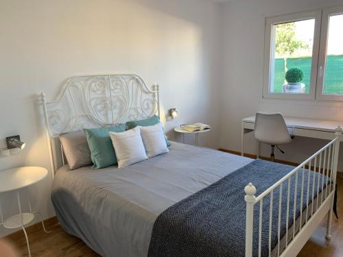 1 dormitorio con cama, escritorio y ventana en Villa Mallorca, en Marratxí 