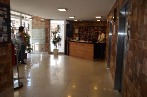 a lobby of a store with people standing at a counter at Stgo centro, Departamentos Amoblados Paz in Santiago