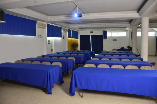 Chilpancingo de los BravosにあるHotel Paradise Innの青いテーブルと椅子のある会議室