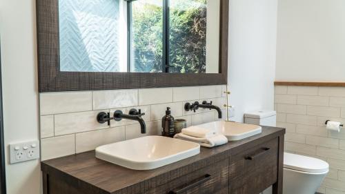 Ванная комната в Farrant Drive - Sleeps 8 - Lake & mountain views - Modern & Stylish