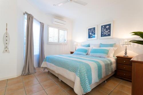 Moreton Bay Beach Lodge tesisinde bir odada yatak veya yataklar