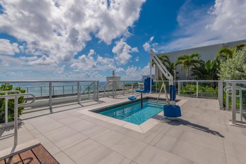 una piscina con vista sull'oceano di CH Luxury Condos & Studios On The Beach a Hollywood