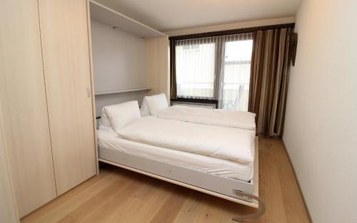 サンモリッツにあるAu Reduit 201の窓付きの客室の小さなベッド1台分です。