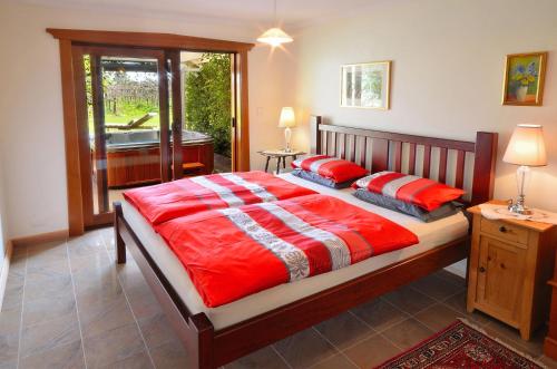 sypialnia z łóżkiem oraz łazienka z wanną w obiekcie Stephanette's Cottage w mieście Lights Pass