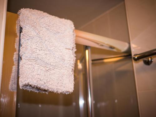 - une serviette suspendue au réfrigérateur dans la cuisine dans l'établissement The Dingle Pub Rooms, à Dingle