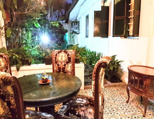 una mesa y sillas con un tazón de comida. en nDalem Gamelan, en Yogyakarta