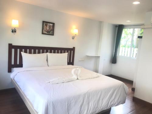 Un pat sau paturi într-o cameră la Baan Chang Residence