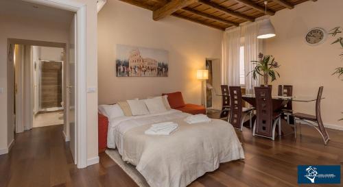 ローマにあるL'Olimpo di Estiaのベッドルーム1室(ベッド1台付)、ダイニングルームが備わります。