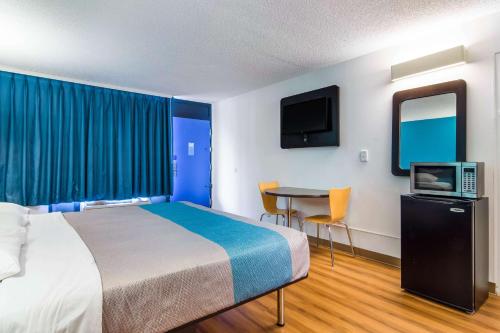 Кровать или кровати в номере Motel-6 Lagrange Ga