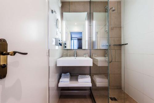 A bathroom at Best Western Saint-Louis - Grand Paris - Vincennes