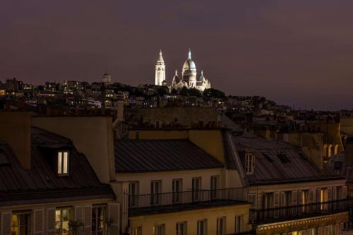 Pemandangan umum bagi Paris atau pemandangan bandar yang diambil dari hotel