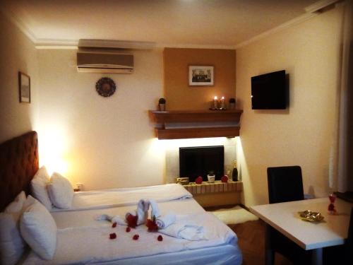 Un dormitorio con una cama con fruta. en Apartmani Boss, en Vrnjačka Banja