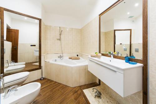 Ванная комната в TYNSKA 622/17 - Double Bedroom Luxury Apartment
