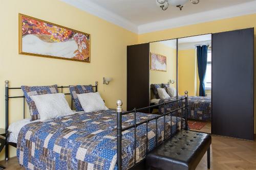 Кровать или кровати в номере TYNSKA 622/17 - Double Bedroom Luxury Apartment