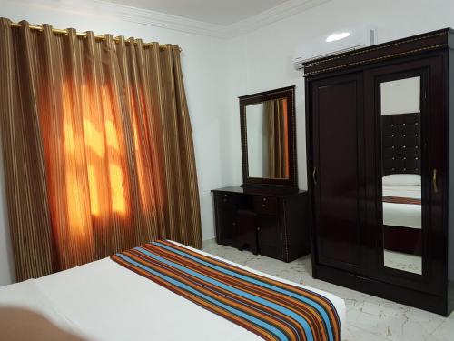 Un pat sau paturi într-o cameră la Sea Hotel Apartment