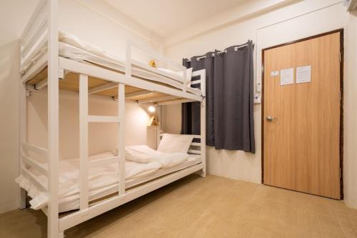 מיטה או מיטות קומותיים בחדר ב-MORN-ING HOSTEL