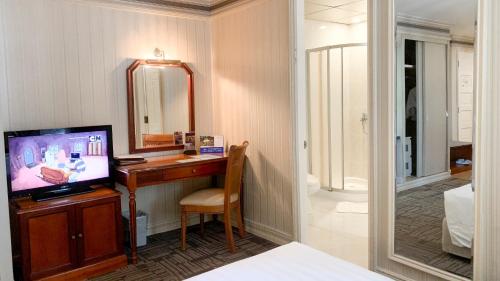 Postel nebo postele na pokoji v ubytování Lotus Saigon Hotel