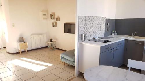 une cuisine avec un évier et un plan de travail dans l'établissement Studio 30 m2 500m Plages MOURILLON 3 Personnes, à Toulon