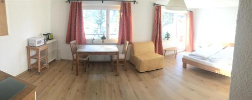 Ein Bett oder Betten in einem Zimmer der Unterkunft Karwendel-Lodge