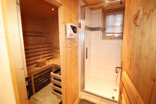 y baño pequeño con ducha y aseo. en CHALET de charme 13 personnes avec Sauna SKI O PIEDS en Saint-Martin-de-Belleville