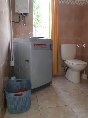 La petite salle de bains est pourvue de toilettes et d'un chauffe-eau. dans l'établissement Apt in La Gaulette, à La Gaulette
