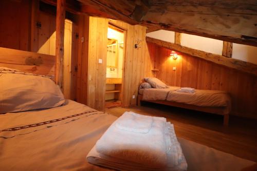 a room with two beds in a cabin at CHALET de charme 13 personnes avec Sauna SKI O PIEDS in Saint-Martin-de-Belleville