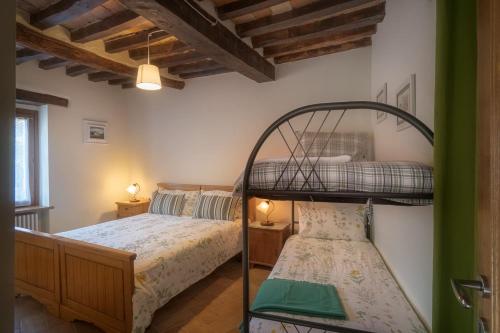 1 dormitorio con 2 literas en una habitación en La casa sul ponte, en Mercatello sul Metauro