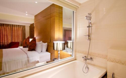 Ванная комната в Grand Lord Boutique Hotel- SHA Extra Plus Certified