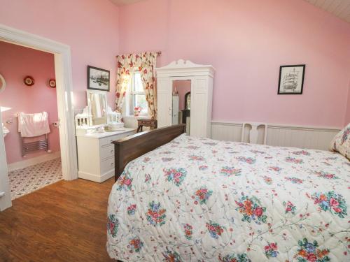 En eller flere senge i et værelse på Longfield Lodge