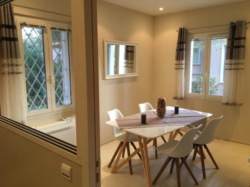 une salle à manger avec une table, des chaises et une baignoire dans l'établissement LOU CIGALOU, à Cassis