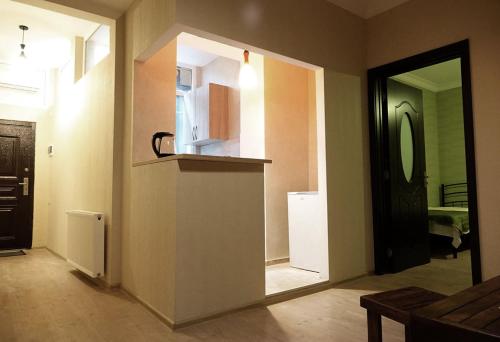 Una cocina con encimera y puerta a una habitación. en Apartment Vorontsov, en Tiflis
