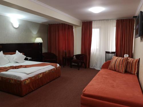 Ліжко або ліжка в номері Hotel Helin Aeroport - Craiova