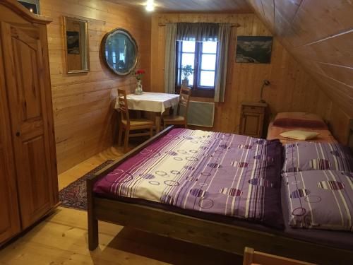 1 dormitorio con 1 cama y 1 mesa en una habitación en Roubenka Elisabeth, en Jablonné nad Orlicí