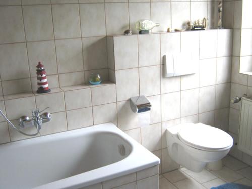 ein Badezimmer mit einem WC, einer Badewanne und einem Waschbecken in der Unterkunft Ferienwohnung Lohberg in Raesfeld