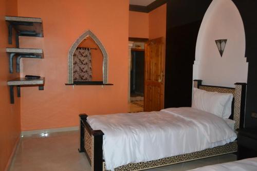 Una cama o camas en una habitación de Inyan Dakhla Hotel