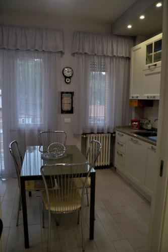 a kitchen and dining room with a table and chairs at GIGLIARELLI AD MAISON in Perugia