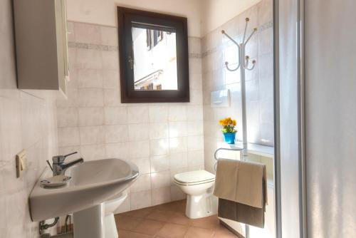 Ванная комната в Appartamenti Bellavista by HelloElba