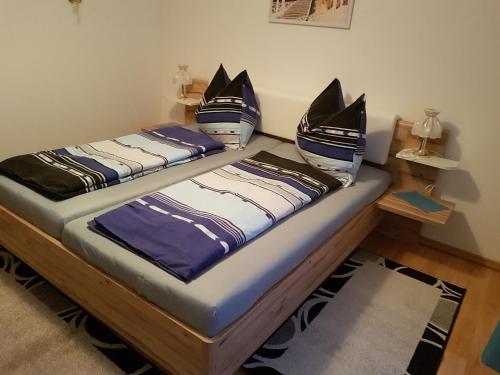 マルタにあるGästehaus Truskallerのベッド2台が隣同士に設置された部屋です。