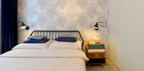Кровать или кровати в номере Chic And Modern In Hip Area