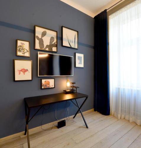 Телевизор и/или развлекательный центр в Chic And Modern In Hip Area