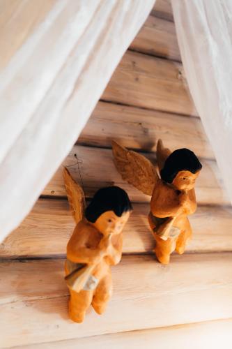 three teddy bears sitting on top of a wooden floor at Tuddal Høyfjellshotel in Tuddal